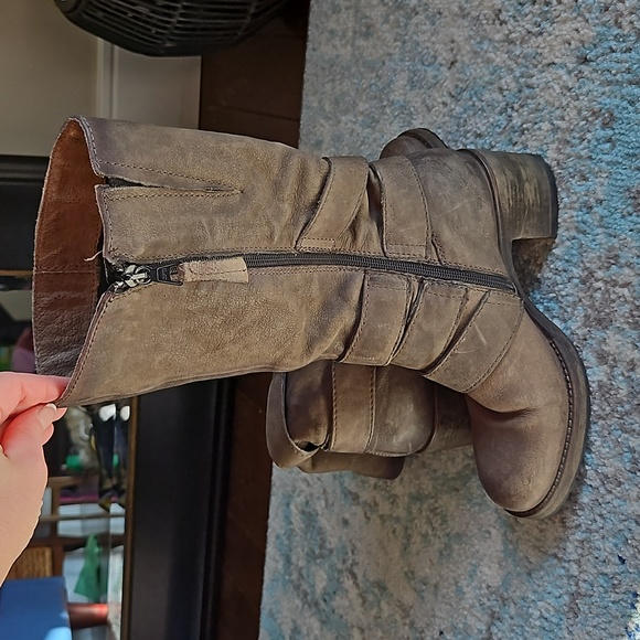 Brown's distressed leather buckle boots - Picture 5 of 8